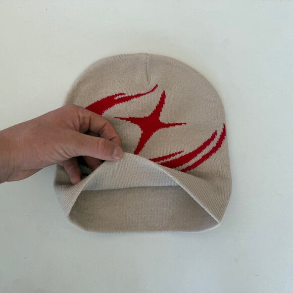 grunge gothic punk tan & red star beanie - Picture 2 of 6
